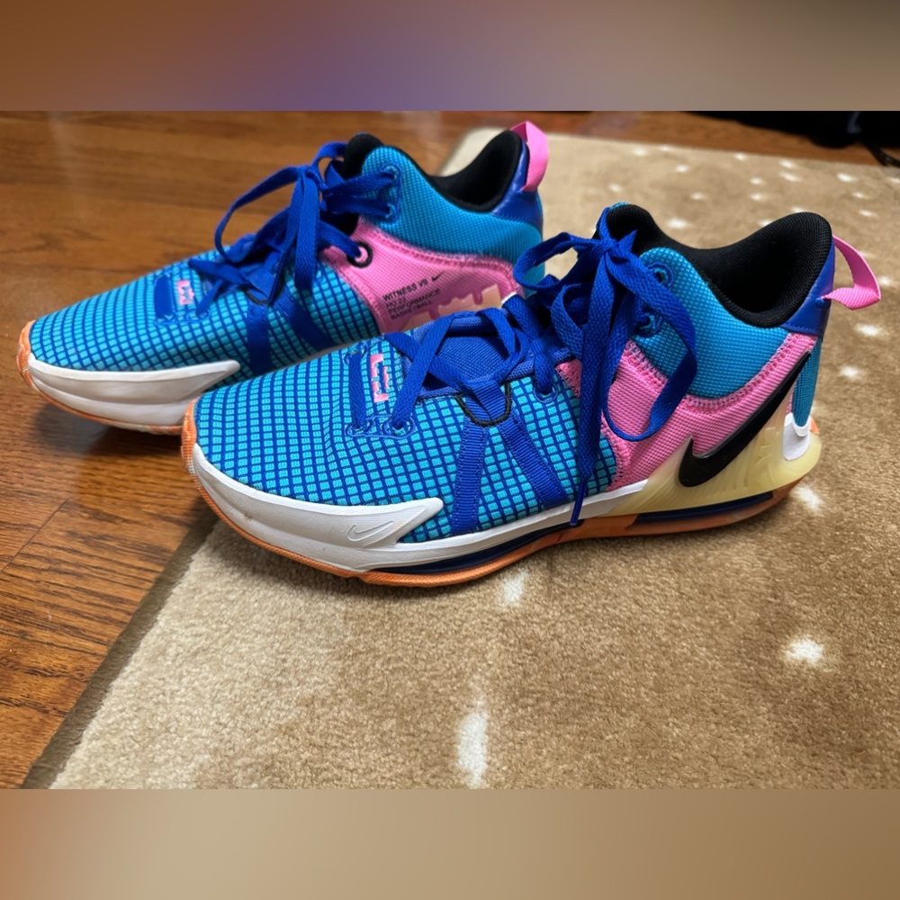 EUC size 10 BOYS' NIKE LEBRON WITNESS VII BASKETBALL SHOES
